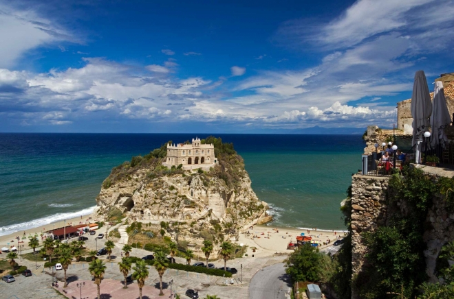 dominantou však je pohled na kostel Chiesa di Santa Maria dell´Isola 