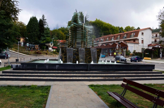 Národní park Aspromonte - město Gambaria, kašna na náměstí, vpravo infocentrum