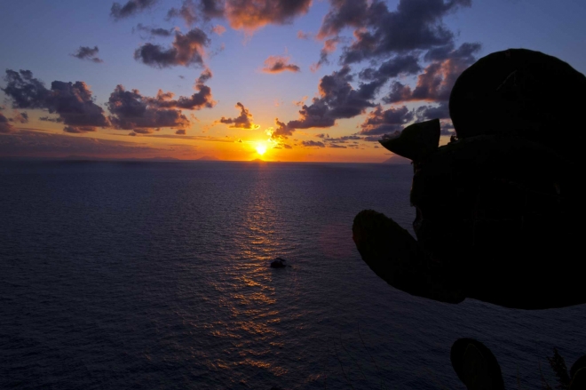 Poslední fotografie z dovolené. Západ slunce od majáku Belveder v Capo Vaticano