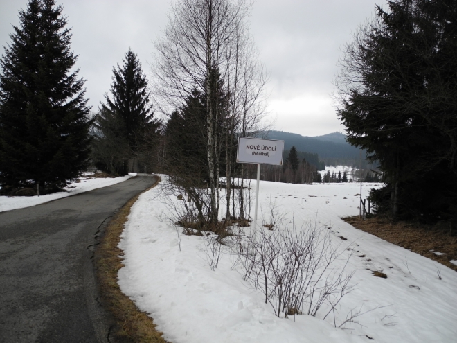 Nové Údolí. Vpravo je vidět torzo běžkařské stopy.