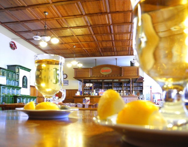V hotelu nás zahřeje grog, i když venku žádná zima není. Je stále těsně nad nulou.