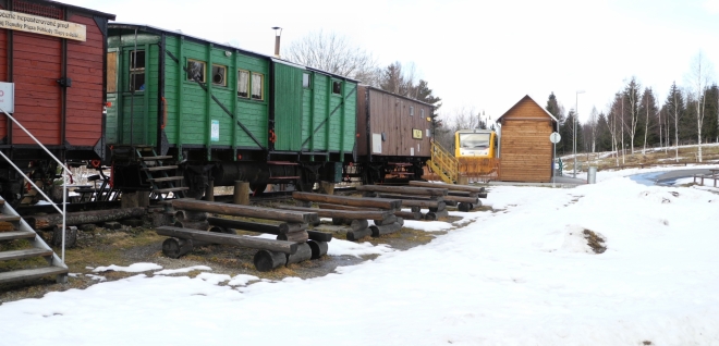 Muzeum ve vagónech je hned vedle vlakové zastávky, kde je konečná. V zimě je uzavřeno.