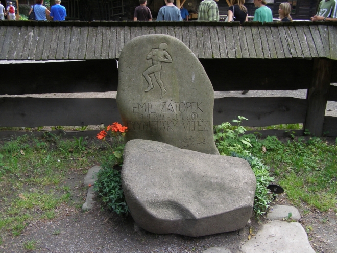 Pomník Emila Zátopka (2007, Jitka Fixová)