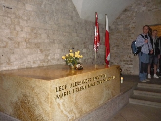 Hrobka bývalého prezidenta Lecha Kaczyńskeho a jeho manželky Marie Kaczyńske