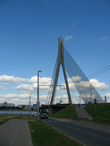 Skoro 600 metrů dlouhý most Vanšu je asi nejnápadnějším z pěti mostů přes Daugavu v lotyšském hlavním městě a zároveň posledním mostem na řece před jejím 15 km vzdáleným ústím. Aby po nosných kabelech nešplhali sebevrazi a jiní dobrodruzi, což se prý děje celkem běžně, jsou na mostě neustále přítomni nejméně dva hlídači.