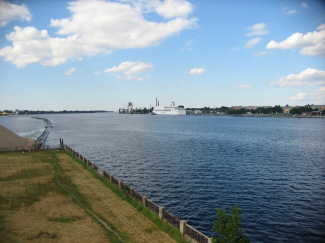 Rižský přístav slouží nákladní i osobní dopravě. Na fotce kotví trajekt Romantika estonské společnosti Tallink zajišťující spojení do Stockholmu, pravidelnou linkou lze doplout i do Lübecku v Německu.