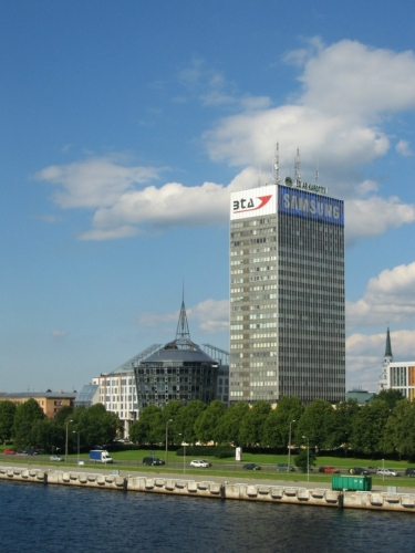 Výšková budova na východním, tedy pravém břehu. Na této straně řeky se nachází i samotné centrum Rigy.