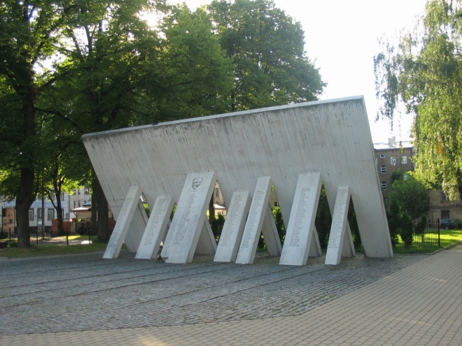 Památník věnovaný lidem, kteří za války zachraňovali Židy před nacisty, vztyčen byl v roce 2007. Celkem je zde vytesáno 269 jmen v čele s nejpilnějším zachráncem, jímž je Jānis Lipke.