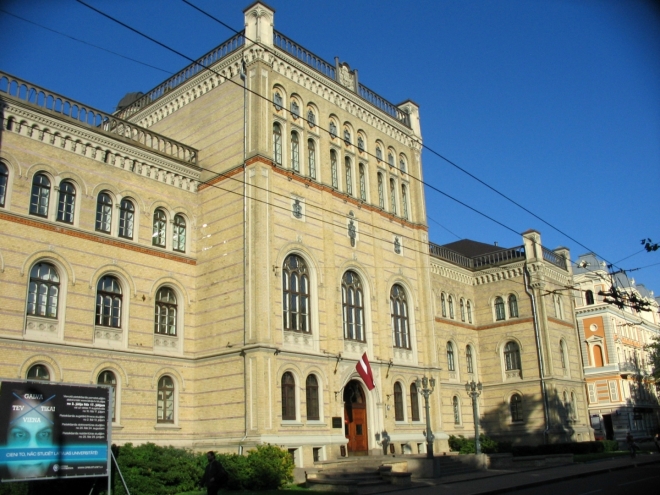 Postupně jsme se dostali zpět na severní stranu kolejí a dále pokračujeme širším centrem města, které je od historického jádra (Vecrīga) odděleno pásem zeleně a vodním kanálem. Na fotce hlavní budova Lotyšské univerzity (Latvijas Universitāte), založené v roce 1919.