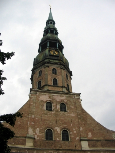 Kostel svatého Petra (Pēterbaznīca) se svou výškou 123,25 m výrazně přečnívá zbytek starého města. První zmínka o něm pochází z roku 1209, od té doby byl různě dostavován a přestavován, mimo jiné kvůli několika požárům. Naposledy byl zničen – jak jinak – válečným bombardováním. V rámci rozsáhlé mnohaleté rekonstrukce pak byla například kompletně obnovena kostelní věž, kovová konstrukce nahradila původní dřevěnou.