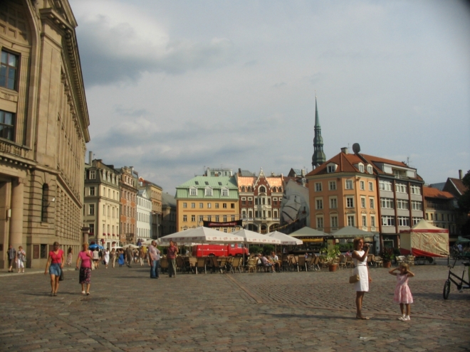 Katedrální náměstí (Doma laukums) je spolu s Radničním asi nejdůležitějším náměstím v Rize, zaujalo mě zejména svým nepravidelným půdorysem. Jak název napovídá, nachází se zde katedrála. Rižský dóm je velká románská stavba, největší kostel v Pobaltí, jehož základy byly položeny v roce 1211. Je proslulý mimo jiné svými varhanami, ve středověku dokonce největšími na světě. Ty současné, se 6768 píšťalami, pocházejí z roku 1884.