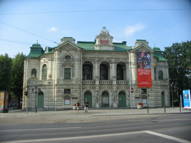 V této divadelní budově, která byla postavena roku 1902, sídlilo až do jejího uzavření za první světové války „pouze“ ruské divadlo. V roce 1918 zde však neproběhlo nic menšího než deklarace nezávislosti Lotyšska a rok později se zde usídlilo nově vzniklé Lotyšské národní divadlo (Latvijas Nacionālais teātris).