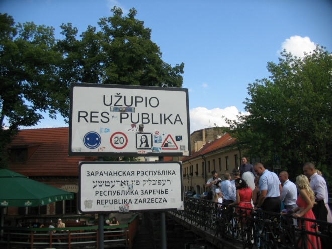 Z Radničního náměstí se vydáváme na východ do proslulé čtvrti Užupis, kterou od zbytku starého města odděluje řeka Vilna (Užupis lze zhruba přeložit jako „Zářečí“).