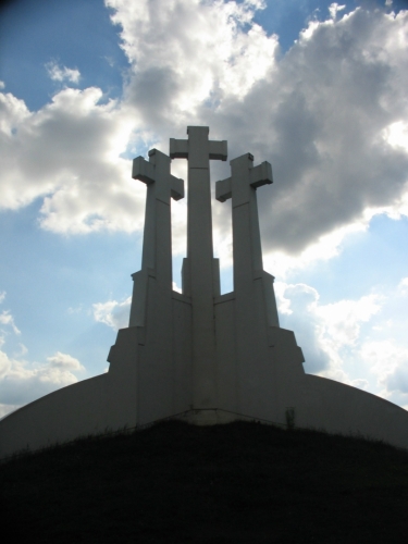 Tomuto památníku vděčí kopec za svůj název. Původně byl postaven roku 1916, v roce 1950 však byla (hádejte, kým) nařízena jeho demolice, nová verze tu stojí od roku 1989. V dávnějších dobách, snad od 17. do poloviny 19 století, zde stávala trojice křížů ze dřeva.