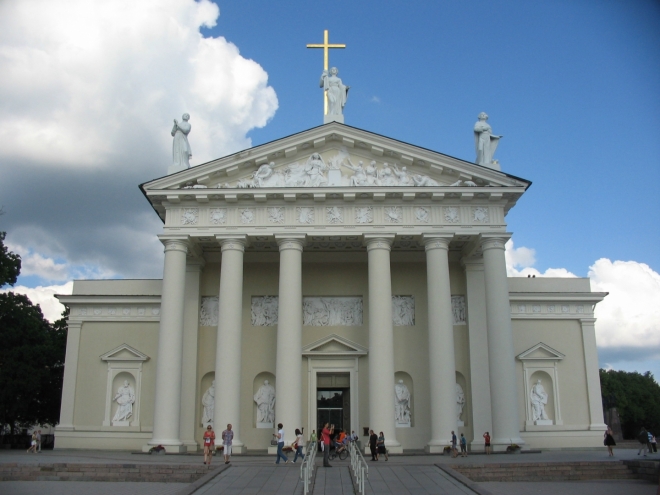 Malým městským parkem jsme se dostali na Katedrální náměstí, které je zřejmě tím úplně nejdůležitějším náměstím ve Vilniusu. První katedrála zde stála už ve 13. století, ale v průběhu dalších staletí měla mnoho následovnic, žádná ve své původní podobě nevydržela příliš dlouho. Nejdéle bez výraznější změny stojí dnešní verze, která byla vybudována koncem 18. století v klasicistním stylu s barokními prvky.