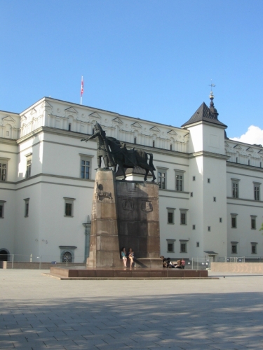 Pomník litevského velkoknížete Gedimina před Královským palácem (Valdovų rūmai). Palác býval delší dobu sídlem litevských vládců, pak ale v polovině 17. století během války s Moskevským knížectvím došlo k jeho zásadnímu poškození a v roce 1801 k úplné demolici. Zde se tedy díváme na zrekonstruovanou verzi, která byla otevřena teprve nedávno, v roce 2009.