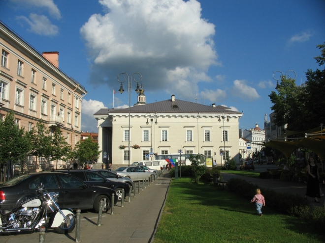 Pohled k radnici z ulice Vokiečių (Německá), tímto se náš okruh uzavřel.