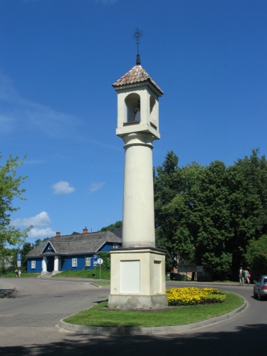 Sloupová kaplička sv. Jana Nepomuckého ze 17. století.