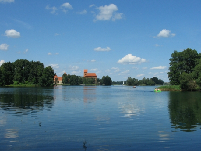 V jezeře Galvė, omývajícím město ze severu, se nachází množství malých ostrůvků. Na jednom z nich stojí onen slavný hrad, kvůli němuž jsme sem přijeli. 