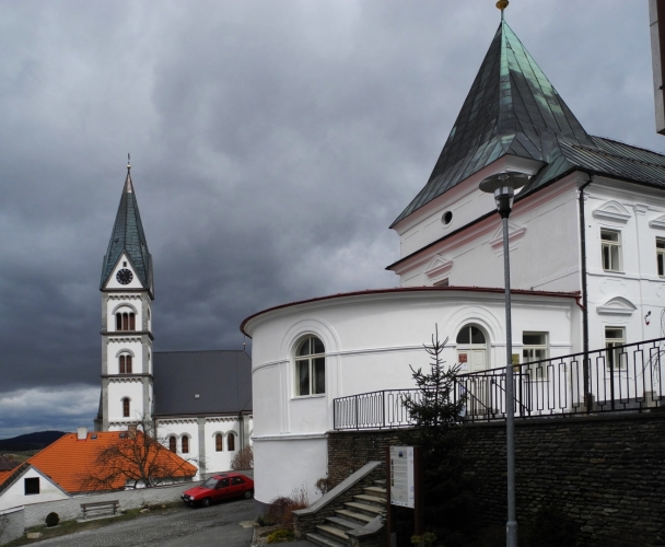Žihobce je malá podhorská obec, která se může pochlubit krásným kostelem a opraveným zámkem z roku 1688, ve kterém je dnes umístěno muzeum Lamberské stezky.Občanské sdružení Lamberská stezka vzniklo spojením obcí Strašín, Žihobce, Žichovice, Nezamyslice a Rabí za účelem propagace památek bývalého panství Lamberků.