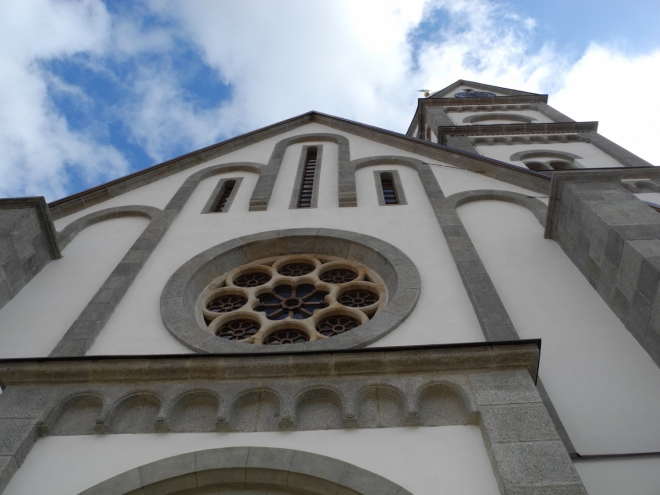 Novorománský kostel Proměnění Páně v Žihobcích byl vystavěn v letech 1872-76 na místě zaniklého gotického kostelíka. Je dominantou obce a překvapuje svými rozměry. 