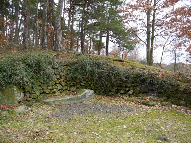 Kníže Gustav Joachim, který byl pánem v Žihobcích v letech 1831–1862, zde část roku pobýval a oblíbil si místo v kopci za zámkem, kde založil park a v nejhezčím místě pak vyhlídkové lože s kamenným lehátkem. Lehátko se dochovalo a tak od něho obdivujeme krásný výhled do kraje na vrcholky Javorník (1065 m), Ždánov (1064 m) a Sedlo (902 m). 