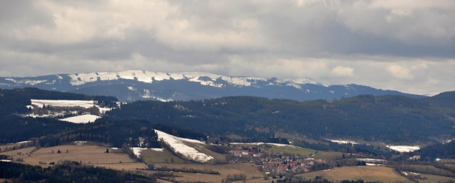 Následuje Polom (1 295m) a nejvyšší vrchol Šumavy Velký Javor (1 456m), který nepatrně vykukuje vpravo.