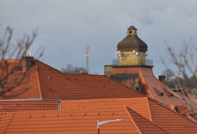 Přes střechy lze od Otavy spatřit zajímavou věž.
