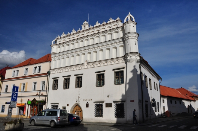 Voprchovský dům je jednou z nejvzácnějších stavebních památek ve městě.Pozdně gotický dům má základy ze 14. století. Přední část stavby zdobí vysoká renesanční atika z r. 1600. V přízemí se dochoval pozdně gotický vstupní portál a v patře zbytky renesačních fresek.V domě sídlí Muzeum Šumavy.