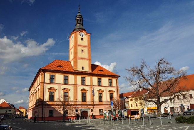 Radnice s 31m vysokou věží je dominantou náměstí. Původní budova z konce 16. století získala svou dnešní podobu po přestavbě v letech 1850-51. Dochoval se kamenný renesanční portál v přízemí.  Ve vestibulu se nachází jedna z nejstarších historických památek Sušice – kamenná deska s latinským nápisem (připomínající vystavění hradeb v r. 1322).Z památkového hlediska se řadí mezi nejvýznamnější radniční stavby v ČR. V letech 2002-04 proběhla kompletní rekonstrukce. 
