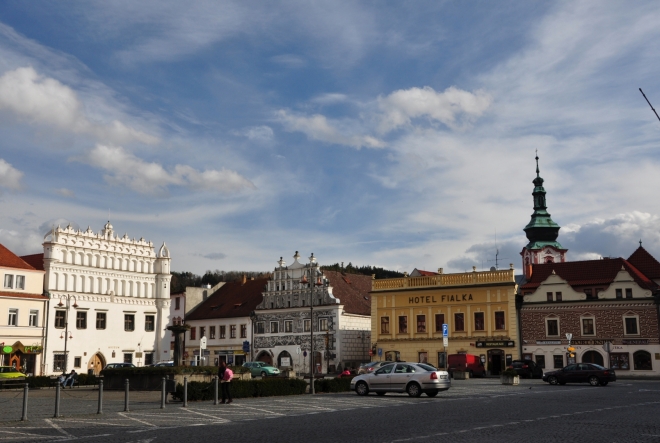 Večerní pohled na renesanční budovy náměstí.
