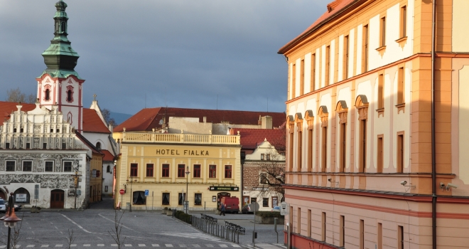 Ranní slunce osvítilo budovu radnice i kostelní věž. Vedle je hotel Fialka, dříve tzv.Krocínovský dům, pozdně gotický, který byl v 18 století barokně upravený. Jeho průčelí je zakončeno raně barokní balustrádovou atikou.