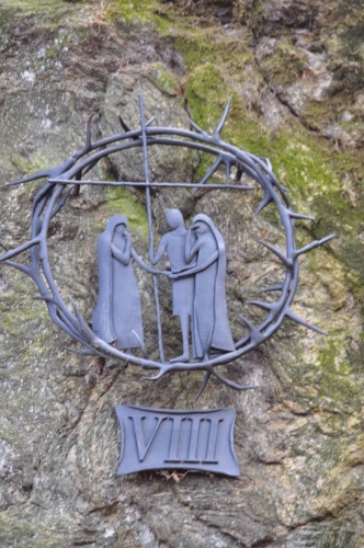 VIII. Setkání s plačícími ženami Jeruzalémské ženy naříkají a oplakávají Krista. Ten se k nim obrací a mluví k nim: Neplačte pro mě, ale přemýšlejte o svém životě.