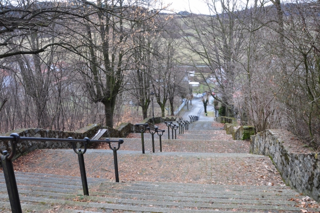 Od Alšovy ulice je cesta ke kapli jednodušší.