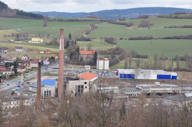 Pohled na závod Solo Sušice.Když v roce 1839 zahájil po návratu z Vídně sušický truhlář Vojtěch Scheinost v primitivní dílničce výrobu prvních zápalek v českých zemích, jistě nečekal jak proslulou tradici založil. Slávu sušických zápalek, jak se tehdy říkalo - sirek. Kvalitní výrobky se rychle prosadily na domácím trhu, ale i v zahraničí. Za několika let se malá dílna změnila ve velký průmyslový podnik a předválečná akciová společnost SOLO už byla světovým pojmem.