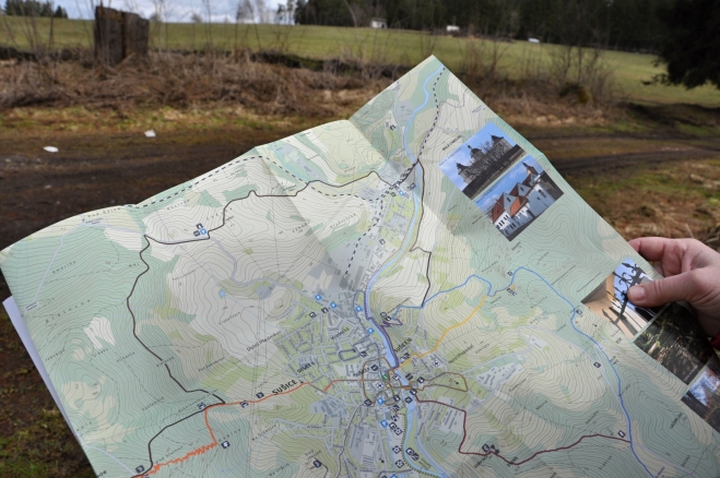 Mapa, kterou jsme si vzali v infostředisku je velmi dobrá. Jediným jejím nedostatkem je absence turistických značek. Obsahuje totiž jen ty pavučinkové.