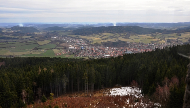 Pohled do kraje z rozhledny stěžují stovky much a špinavá skla oken. Většinu fotek tak nakonec smažu.
