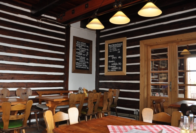 Svatobor je nejen rozhledna, ale i restaurace a horská chata s ubytováním. Na pivko a polévku se zastavíme i my.