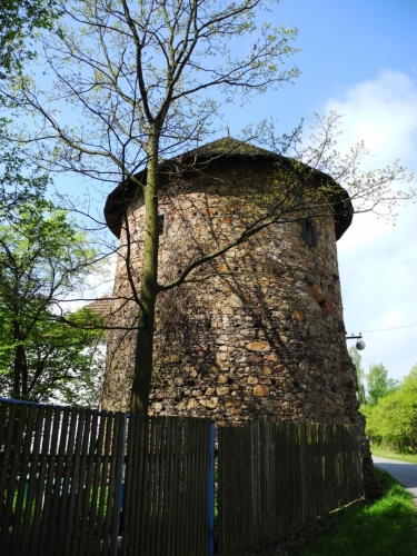 Kamenná věž tvrze v Drahonicích.