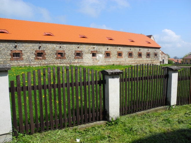 Opravaná tvrz.
