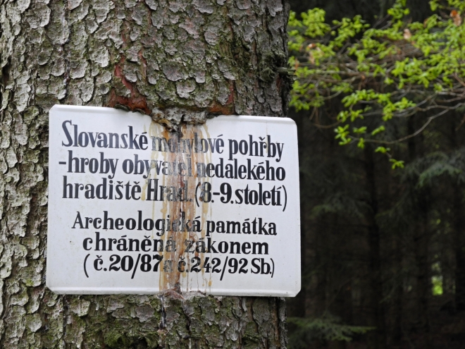 Ve svahu leží několik mohylových hrobů našich slovanských předků.