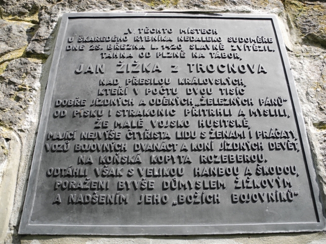 Tu bitvu vidím před sebou, tisíce kopyt bořících se do bezedného bahna Škaredého rybníka, který se stává jejich hrobem.