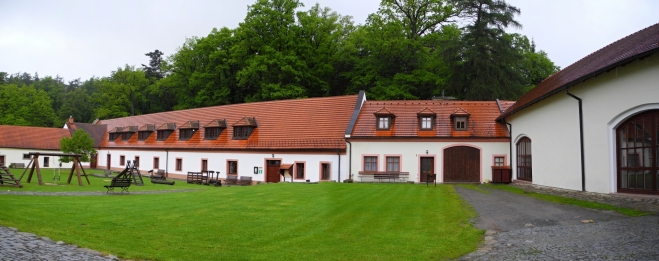 Dnes zámecký areál v Chanovicích vznikl na místě původní tvrze z konce 13. století, kdy v 18. století byla tato tvrz přestavěna na barokní zámek.V nově zrekonstruovaných sklepeních je stálá expozice pošumavských lidových řemesel. 