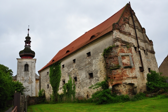 Tvrz je trojkřídlá dvoupatrová budova nepravidelného půdorysu, snad v r. 1829 přestavěná na sýpku. Nejstarší, gotickou část tvrze je patrně nutné hledat v jejím východním křídle, v jehož přízemí se dochovala větší část zazděného půlkruhového portálu, nad nímž se nacházel menší sedlový portálek. Budova byla zřejmě původně patrová s trojprostorovým vnitřním uspořádáním. Patrně v pozdním středověku, případně počátkem novověku vzniklo krátké severní křídlo s raně renesančním štítem, jehož valeně klenutý sklep vznikl zastavěním staršího ramene příkopu. Zmíněný příkop, jehož zhruba oválný průběh naznačuje ještě mapa stabilního katastru z r. 1837, byl v pozdějších dobách zcela zavezen, takže dnes již není v terénu patrný. Někdy z poloviny 16. století pochází třetí, severozápadní křídlo s valeně klenutými sklepy a štítem podobným křídlu severnímu. Architektonickou pozoruhodností severozápadního křídla, na jehož nádvorní straně jsou dosud patrné zbytky psaníčkových sgrafit, je neobvyklý arkýř v jeho západním nároží; okna arkýře, neseného mohutnými kamennými krakorci, prozrazují vlivy doznívající gotiky. (převzato z www.castles.cz)