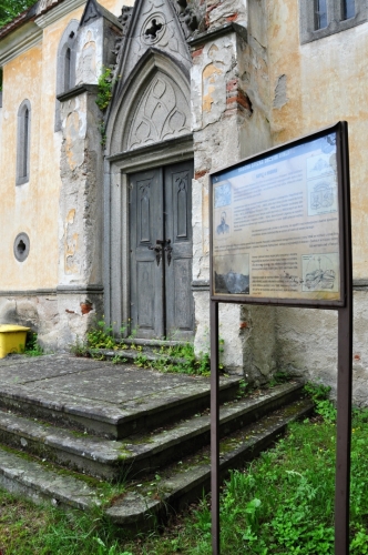 Dočteme se zde, že základní kámen kaple Nalezení Sv. Kříže byl položen 25. dubna 1856 hrabětem Václavem Linckerem z Lutzenwicku. Kaple je postavena v novogotickém stylu a byla dokončena a vysvěcena v roce 1863. Její půdorys má tvar kříže. Dříve se v kapli několikrát do roka sloužily mše svaté.