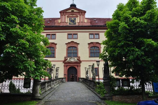 Stavbu ranně barokního Zámku Lnáře zahájil vedle původní tvrze Aleš Vratislav, hrabě z Mitrovic v roce 1666 a dokončil ji Tomáš Zacheus, syn hraběte Humprechta Jana Černína z Chudenic v roce 1685.