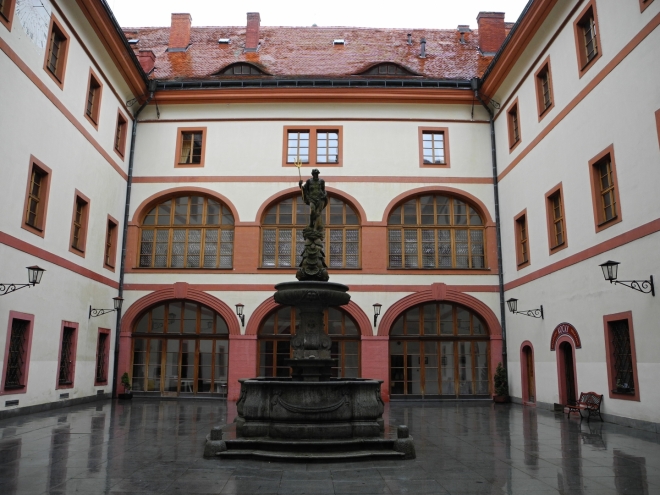 Architektem celého díla byl v stavitel Carlo Lurago, který postavil větší část zámku. Následoval jej architekt Francesco Caratti (1675 - 1677) a po jeho smrti jeho učeň Giovanni Battista Maderna.