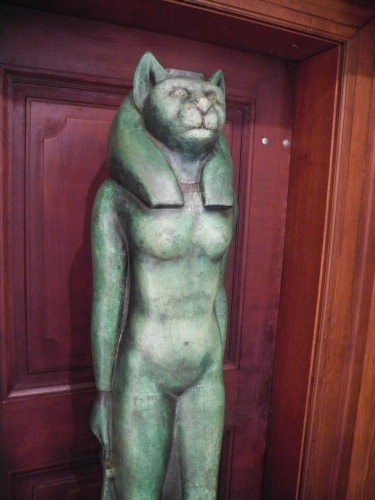 Pro egyptské faraony byly kočky posvátné. Ramses II. měl pro ni velkou slabost. Jeho obrovská hrobka umístěná v Abú Simbel dokládá moc jeho říše. Faraon je tu představován ve čtyřech fázích života. Připraven na věčnost rozjímá možná dávno zemřelý vládce ještě dnes o kočce, toulající se před jeho mauzoleem, aby mu připomněla, že život trvá věčně.