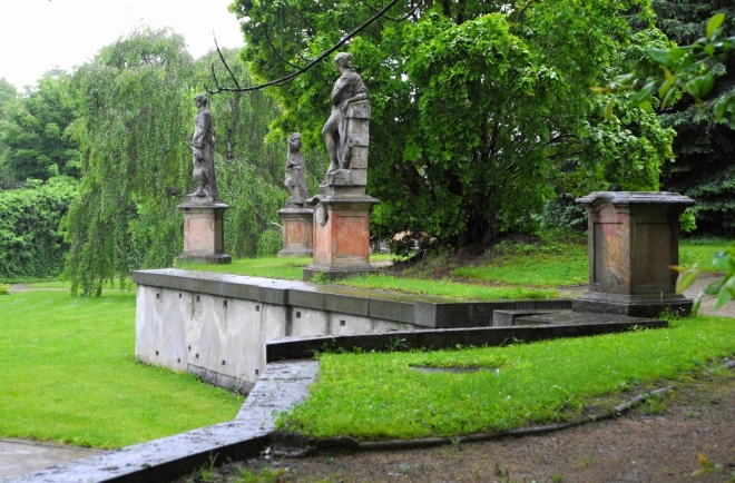 Zámek je dále obklopen 4 ha rozlehlou romantickou anglickou zahradou vybudovanou po r. 1727, která ukrývá 11 vzácných soch (původně 12) znamení zvěrokruhu ztvárněné slavným sochařem Ignazem Michaelem Platzerem.