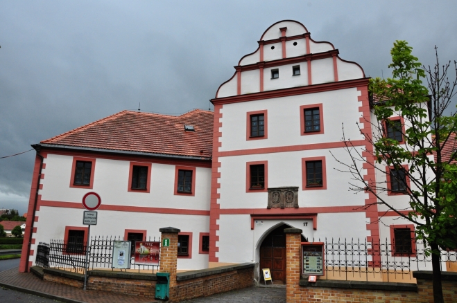 Ve Staré Tvrzi, prvně zmíněné roku 1465, je nově vybudovaná galerie a infocentrum s expozicemi lidových řemesel a stálou expozicí známého skláře a umělce Bohumila Eliáše. 